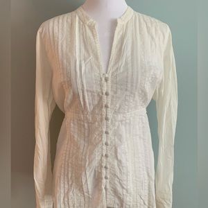 Blouse w/buttons, tie waist and front lace detail